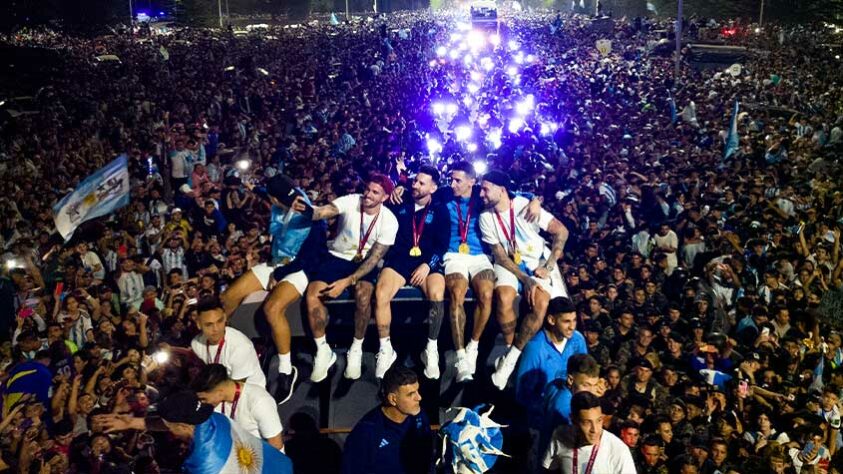 A seleção argentina desembarcou no Aeroporto de Ezeiza, em Buenos Aires, às 2h desta terça-feira (20). Os jogadores seguiram até o centro de treinamento, e durante a tarde, vão festejar com os torcedores no centro da capital da Argentina. Veja fotos do desembarque!