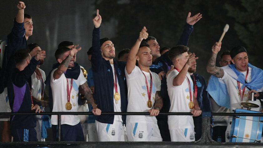 Jogadores interagem com torcedores.