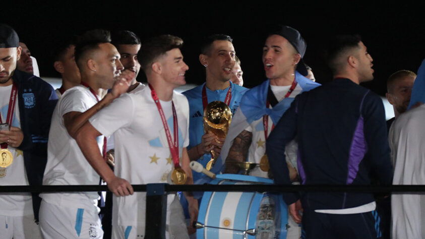 Jogadores com o troféu da Copa do Mundo