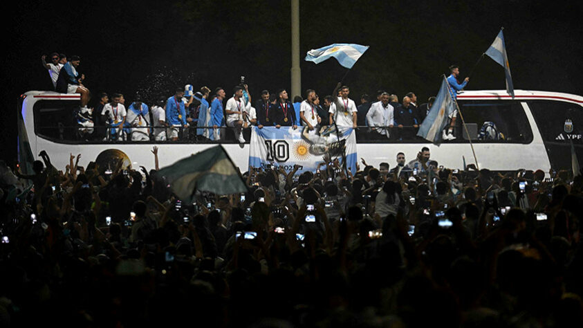 Muitas bandeiras da Argentina com os atletas e torcedores.