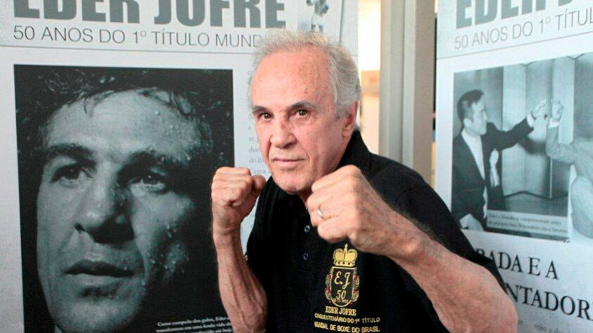 O pugilista foi tricampeão mundial de Boxe, campeão do peso-pena pelo Conselho Mundial de Boxe e do peso-galo pela mesma confederação. 