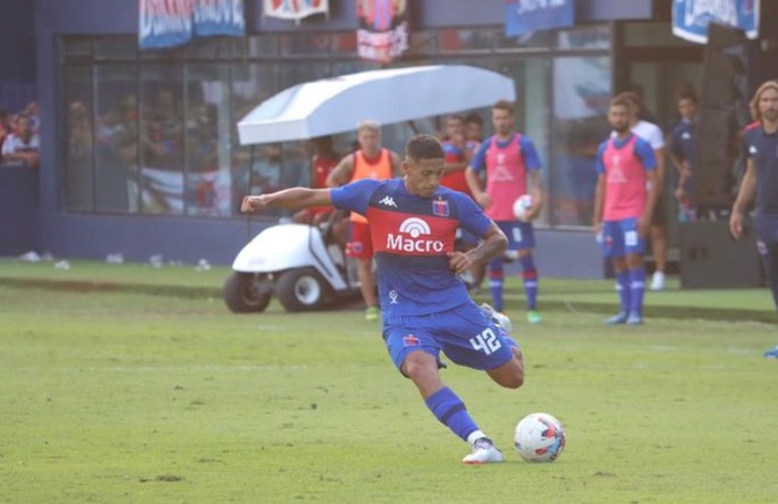 O jogador apresenta uma postura mais defensiva em campo. Emprestado pelo Boca Juniors, o jogador retorna para o clube Xeneize após ter completado várias partidas como titular.