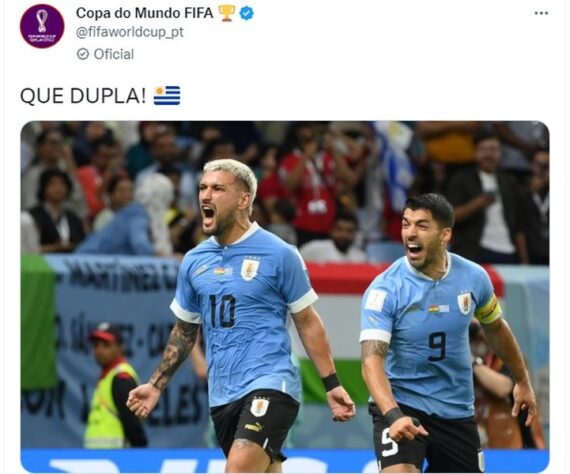 O perfil em português da FIFA postou uma imagem de Arrascaeta com Luis Suárez e opinou: "Que dupla!".