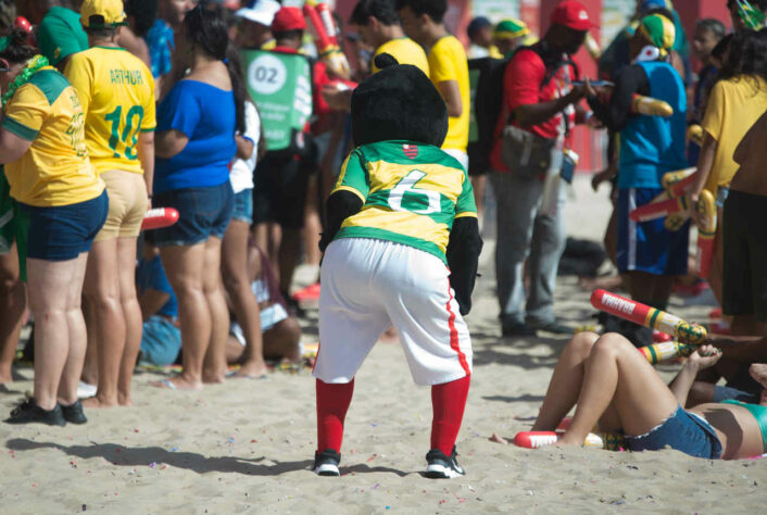 O Urubu ainda arriscou uns passos de dança na festa pré-jogo. 