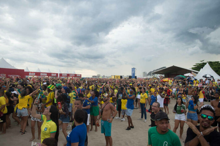 Richarlison ampliou o placar e a torcida não se conteve na festa. A vaga estava praticamente assegurada!