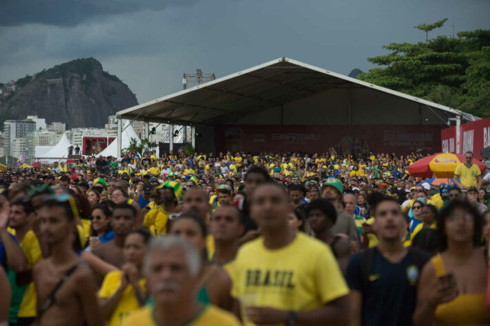 Uma multidão verde e amarela enviava energias positivas para o Catar: cabia mais!