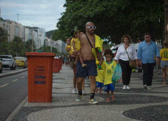 Paixão que atravessa gerações: as crianças marcaram presença mais uma vez na Fan Fest para torcer pela Seleção.