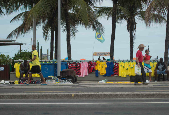 As camisas do Mengão também marcaram presença em meio às 'amarelinhas'. 