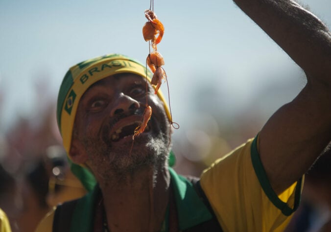 Ao contrário da Seleção Brasileira, o torcedor presente em Copacabana conseguiu saborear alguns bons camarões. 