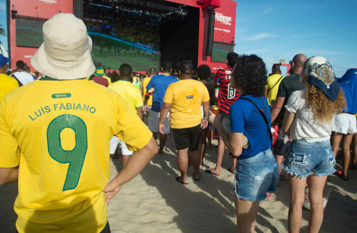 O corpo fala: o juiz apita, o jogo começa, e a torcida brasileira fica aflita. 