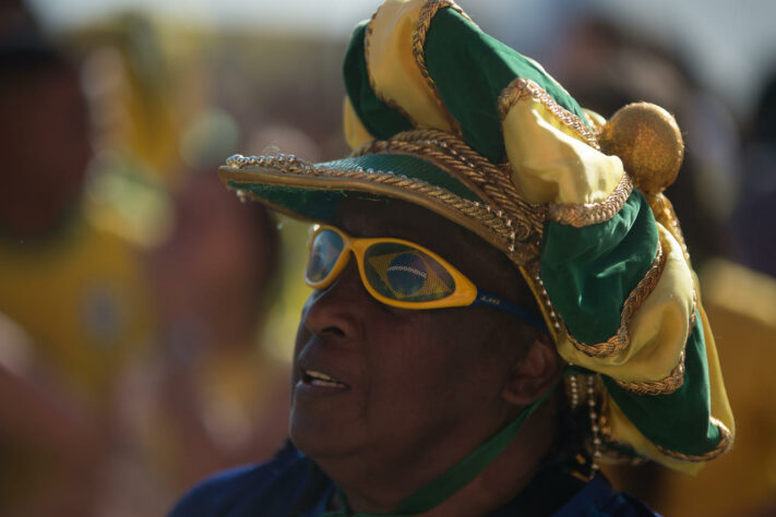 A fase de grupos da Copa do Mundo terminou de maneira complicada para a Seleção Brasileira. A derrota por 1 a 0 diante de Camarões ligou o sinal de alerta, mas ainda garantiu o Brasil na primeira colocação do Grupo G. Esse resultado coloca a Coréia do Sul no caminho da equipe de Tite rumo ao Hexa. Em Copacabana, novamente milhares de torcedores se reuniram na FIFA Fan Fest para torcer por mais uma vitória brasileira e acabarem se frustrando com o resultado. A seguir, veja imagens do evento!