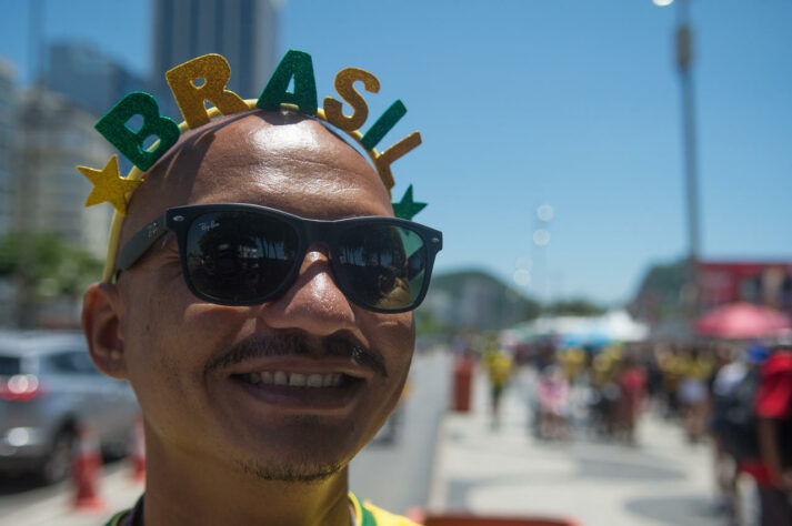 Empolgado, o torcedor exibe seu adereço nas cores do Brasil. 