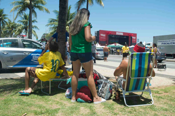 Sombra e água fresca: mesmo do outro lado da avenida, o torcedor deu o seu jeito de acompanhar à partida com conforto.