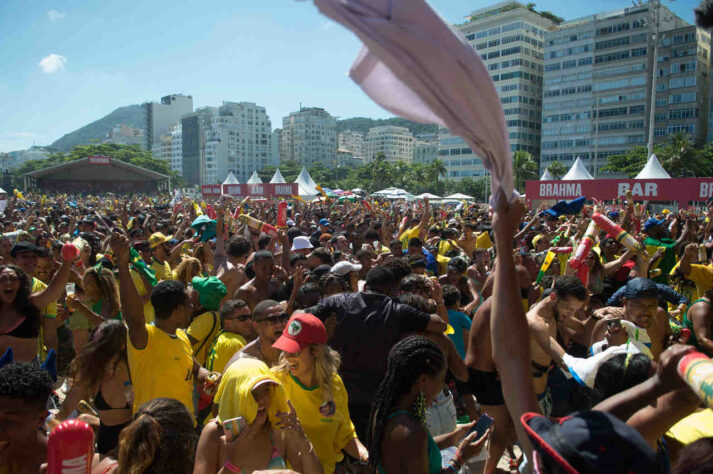 A torcida fez festa quando o Brasil abriu o placar da partida.