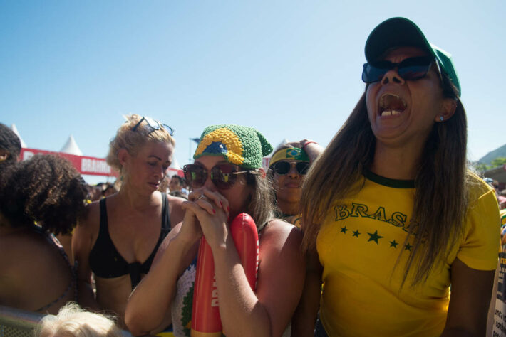 As torcedoras presentes se desesperaram com a disputa de pênaltis. 