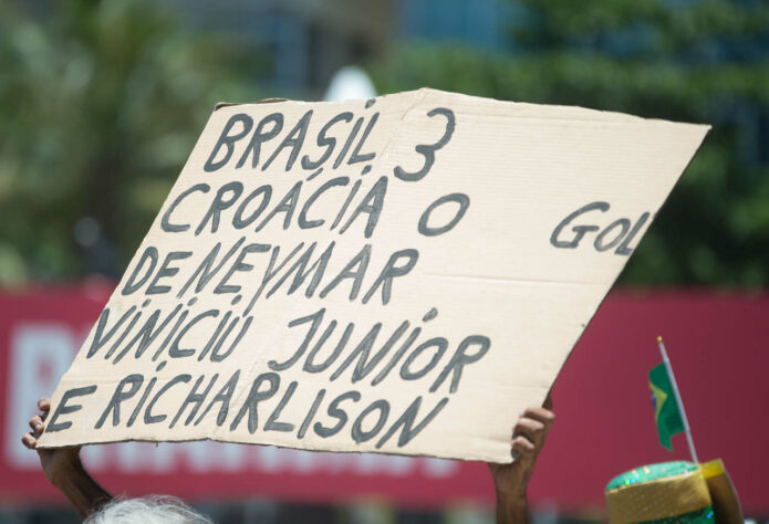 Antes da partida, o torcedor esbanjava confiança em seu cartaz: 3 a 0 para o Brasil. 