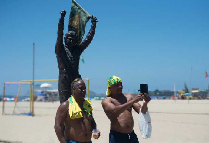 É do Brasil! Torcedores aproveitam para tirar uma selfie ao lado da estátua de Ayrton Senna.