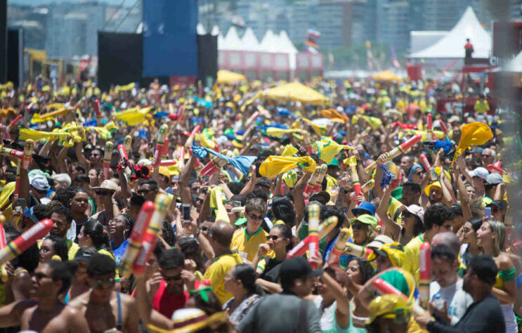 Braços e camisas para o alto! Começava a festa brasileira na fan fest. 