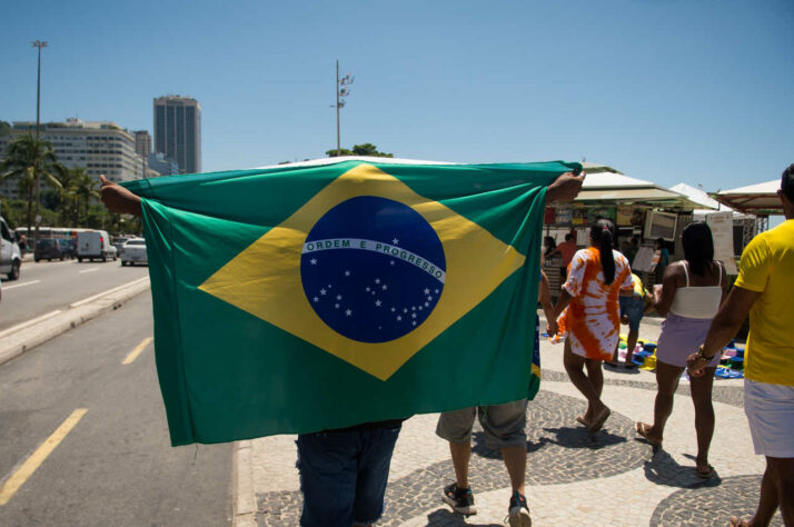 É tempo de Copa e o torcedor volta a exibir com orgulho a bandeira de seu país.