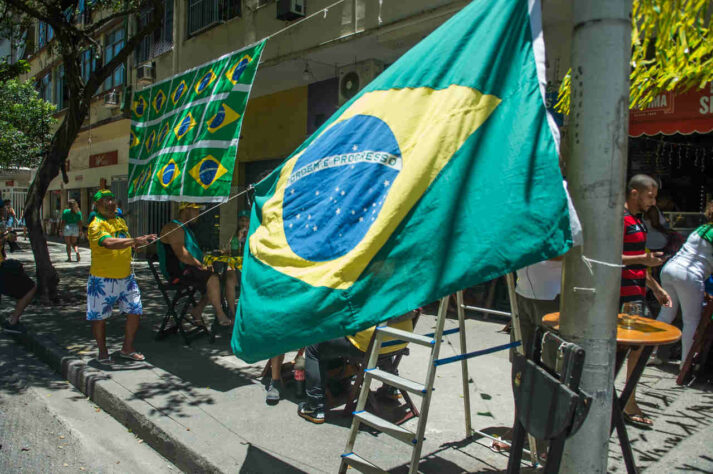 Bandeiras de todos os tamanhos compuseram a decoração da festa. 