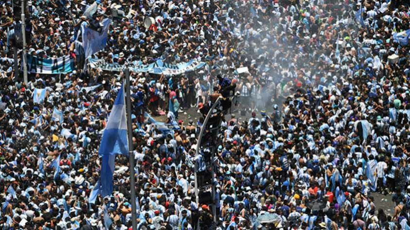 Jatos d'água, fogos e muita música fizeram parte da festa dos campeões. 