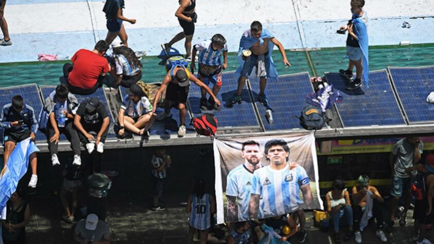 Na bandeira dos torcedores, uma homenagem aos dois maiores gênios já produzidos pelo futebol argentino. 