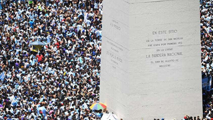 No lugar onde a bandeira argentina foi erguida pela primeira vez, os campeões mundiais a fizeram ser levantada novamente. 