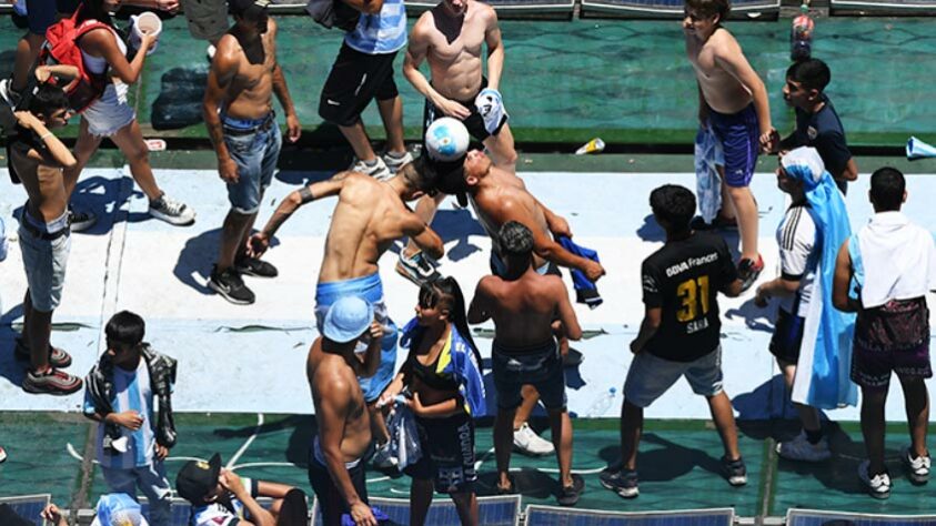 Torcedores também aproveitaram a oportunidade para 'homenagear' os jogadores com uma partida rápida de futebol.