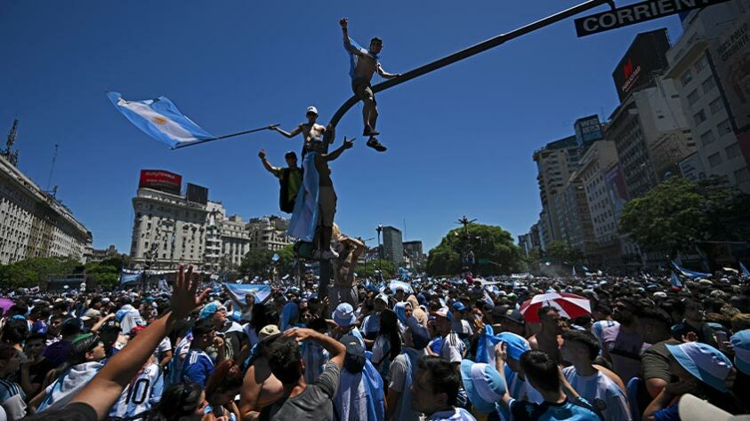 Alguns torcedores escalaram postes e prédios para aproveitar melhor a festa. 