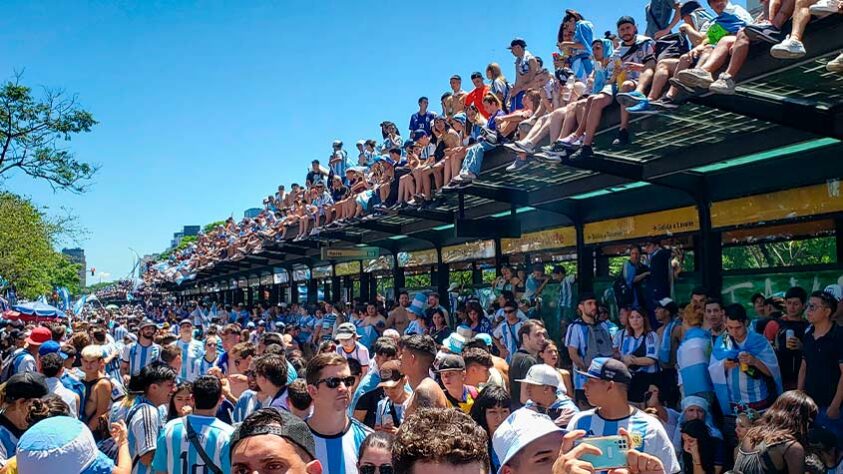 O telhado de um terminal de ônibus virou um grande banco para centenas de torcedores que não tinham mais espaço no chão. 