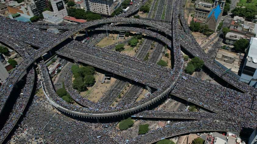 Do alto, a impressionante imagem dos argentinos se deslocando pelas ruas de Buenos Aires.