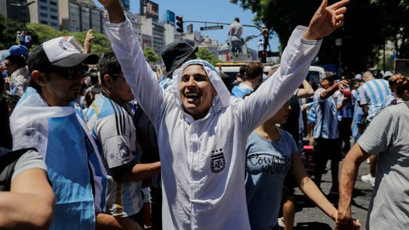 Autoridades locais informaram que cerca de 5 milhões de torcedores estão nas ruas comemorando. 