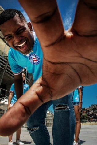 O Bahia lançou um uniforme especial insiprado no Manchester City, clube gerido pelo Grupo City que comprou 90% da SAF do clube baiano. Veja detalhes da camisa!