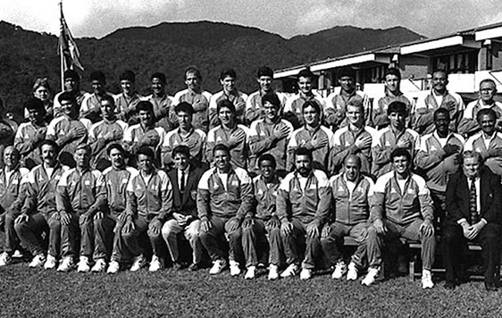 1990 - Foto cobrindo patrocínio: na fotografia oficial da Seleção convocada para a disputa do Mundial da Itália, um gesto aparentemente patriótico escondia uma queda de braço entre o elenco e a CBF. E o motivo era dinheiro. A CBF tinha fechado um patrocínio milionário com a 'Pepsi', mas negociava um valor de premiação baixo caso a Seleção voltasse para casa com o Tetra. Foi aí que os atletas decidiram boicotar o patrocinador, que estampava sua marca na mesma altura do peito, colocando a mão sobre a logo da empresa. Essa imagem já era um forte indicio do fracasso que seria a campanha brasileira naquela Copa. 