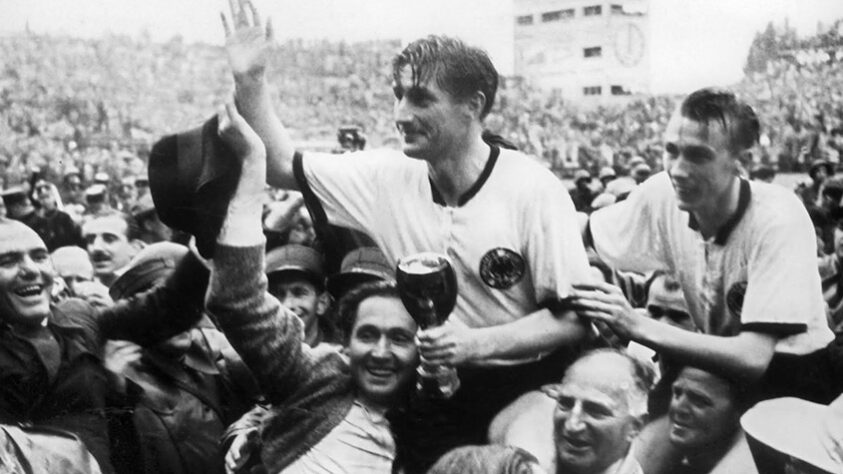 24º (empate entre onze clubes) - Kaiserslautern (ALE) - 5 títulos / 1954 – Werner Kohlmeyer, Werner Liebrich, Fritz Walter [foto], Ottmar Walter e Horst Eckel