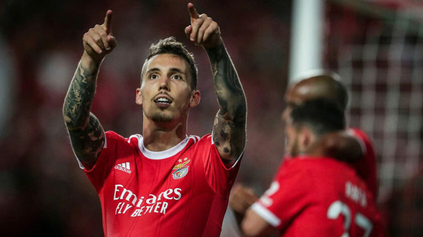 Benfica (Portugal) - CHEGADAS: Orkun Kökcü (meio-campista, 22 anos - nacionalidade: turco - valor: 25 milhões de euros) e Joshua Wynder (zagueiro, 18 anos - nacionalidade: estadunidense - valor: 1,12 milhões de euros) / SAÍDAS: Julian Weigl (volante, 27 anos - nacionalidade: alemão - valor: 7,18 milhões de euros), Alejandro Grimaldo (foto) (lateral-esquerdo, 27 anos - nacionalidade: espanhol - valor: custo-zero) e Sandro Cruz (lateral-esquerdo, 22 anos - português - valor: desconhecido). 