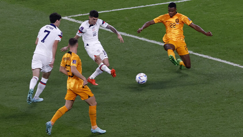 ESTADOS UNIDOS - SOBE - Pulisic foi importante no ataque, enquanto Wright marcou e ensaiou a reação americana. // DESCE - Time começou bem, mas sentiu o baque após o primeiro gol e foi dominado no primeiro tempo.