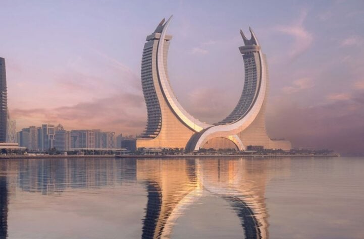 Localizada em Lusail, cidade planejada e criada para a disputa da Copa do Mundo no Catar, a 'Katara Towers' abriga o hotel de luxo escolhido pela FIFA para hospedar seus convidados VIPs: o 'Fairmont Doha Hotels'. Veja imagens e curiosidades sobre o hotel considerado 'seis estrelas'. 