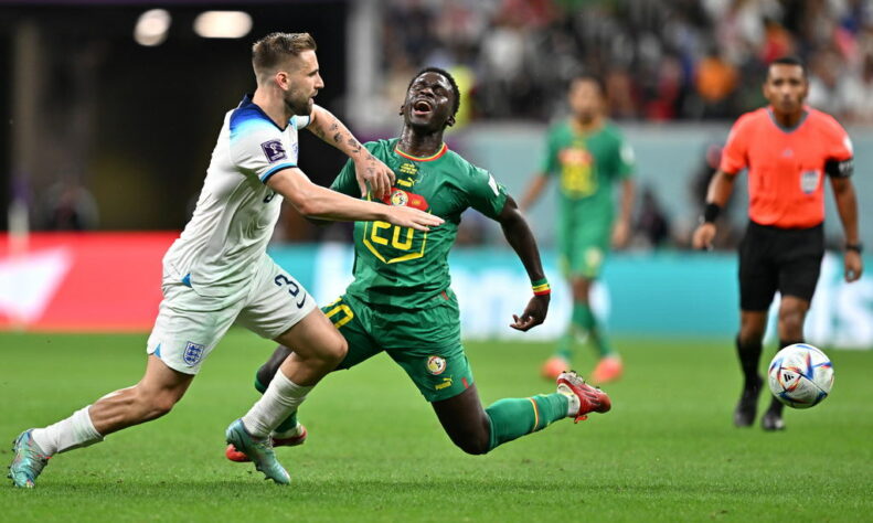 SENEGAL - SOBE: BOULAYE DIA - Foi a melhor opção de ataque senegalesa enquanto esteve em campo. Em muitos momentos, levou a melhor sobre Stones e Maguire e chegou a assustar Pickford. DESCE - CISS - O volante perdeu a bola e permitiu o contra-ataque que culminou no primeiro gol inglês. Em desvantagem, os senegaleses permitiram espaços e tiveram dificuldade para criar chances.