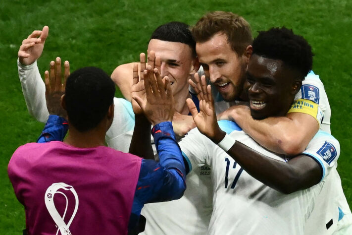 A Inglaterra demorou, mas conseguiu garantir sua classificação para as quartas da Copa do Mundo. Com gols de Henderson, Kane e Saka, a equipe atropelou Senegal por 3 a 0 neste domingo (4). Veja as notas do LANCE! para o desempenho das equipes por Vinícius Faustini (faustini@lancenet.com.br)