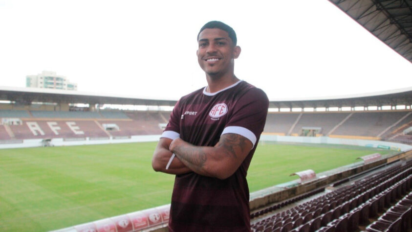 FECHADO -A Ferroviária confirmou a contratação do atacante John Kennedy na manhã deste sábado. O atleta, de 20 anos, é formado nas divisões de base do Fluminense, e fechou o contrato de empréstimo à Locomotiva até o fim do Paulistão.