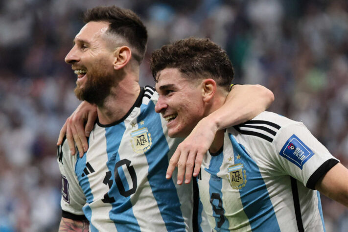 A Argentina está na final da Copa do Mundo no Qatar! Nesta terça-feira (13), a seleção albiceleste venceu a Croácia por 3 a 0, com gols de Messi e Julián Alvárez (2x), no estádio Lusail. Veja as notas do LANCE! para os jogadores argentinos. (feito por Rafael Marson)