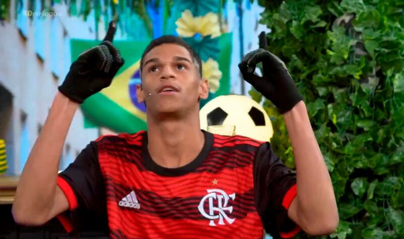 Iran Ferreira, o Luva de Pedreiro, causou alvoroço neste domingo ao aparecer no 'Domingão com Huck'  vestindo a camisa do Flamengo. A repercussão nas redes sociais foi imediata, pois o Luva sempre demonstrou seu carinho por outro clube. Confira! (Por Humor Esportivo)