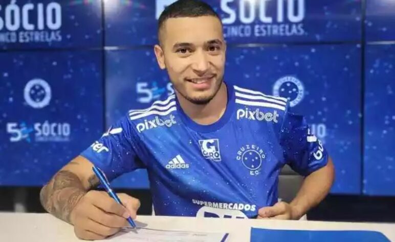 FECHADO - O Cruzeiro anunciou, na manhã desta sexta-feira (23), a contratação do lateral-direito William, de 27 anos, com passagens pelo Wolfsburg e Schalke 04, ambos da Alemanha. Gaúcho chega à Toca da Raposa a custo zero, pois já estava sem contrato.