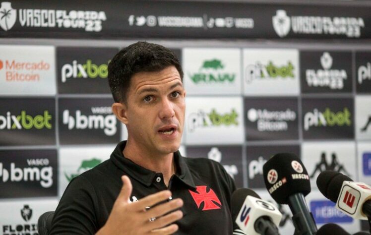 FECHADO - Maurício Barbieri foi apresentado como novo treinador do Vasco. "É um projeto de médio e longo prazo para trazer o Vasco de um lugar que nunca deveria ter saído. Esses foram fatores determinantes. Outro fator foi o Abel Braga, que abriu as portas para mim. É alguém que eu vejo que pode acrescentar conhecimento e experiência. O Abel além de ser um vitorioso e vencedor é alguém que tem uma experiência fantástica", declarou o novo comandante.