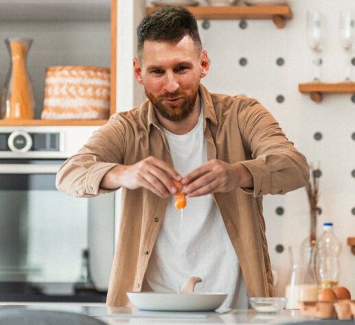 Foto de Lionel Messi erguendo a taça da Copa do Mundo bateu mais de 62 milhões de curtidas e superou o recorde da foto do ovo, até então a publicação com mais curtidas (56 milhões). Nova 'conquista' do craque argentino rendeu diversas brincadeiras e memes nas redes sociais. Confira! (Por Humor Esportivo)