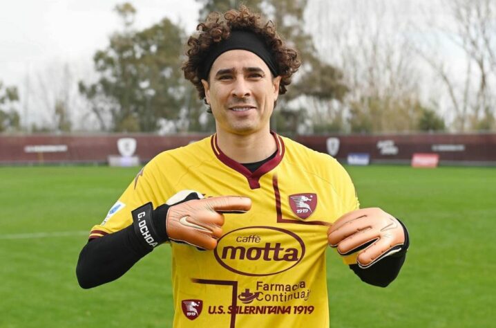 FECHADO - O goleiro Guillhermo Ochoa, do México, foi oficialmente anunciado como reforço da Salernitana, da Itália, nesta sexta-feira. O arqueiro de 37 anos estava em fim de contrato com o América, clube do seu país, e acertou com a equipe do País da Bota sem custos.