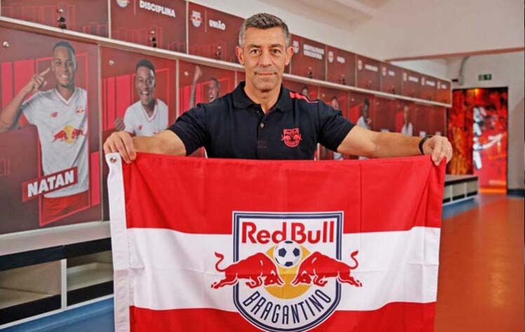 PEDRO CAIXINHA - Mais um treinador português que começou sua trajetória no futebol brasileiro em 2023. O treindor foi contrato pelo Red Bull Bragantino e chega como substituto de Maurício Barbieri, atualmente no comando do Vasco.