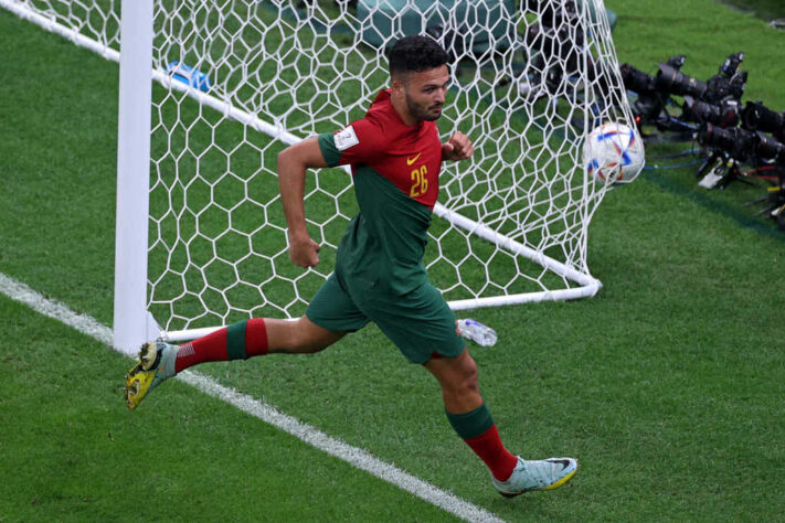 ESQUENTOU - O Benfica já prepara o terreno para a saída do atacante Gonçalo Ramos, de acordo com o jornal lusitano "A Bola". O jovem é um dos destaques dos encarnados na temporada e deve ser vendido por um bom preço na próxima janela de transferências.