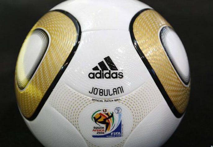 Para a Copa de 2010, a Adidas lançou uma espécie de 'prima' da famosa Jabulani, a Jo'bulani. com nome inspirado na cidade de Joanesburgo, palco da final daquele Mundial. 